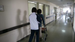 術後翌日より病棟で歩行練習を開始
